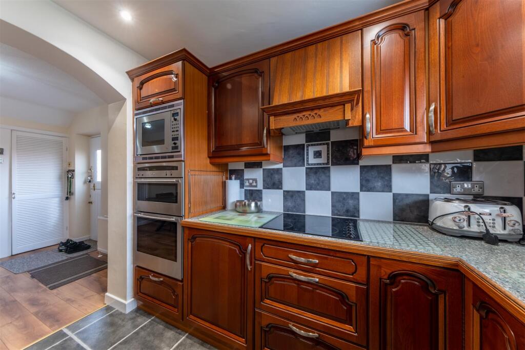 4 Meadow Lane-004.jpg