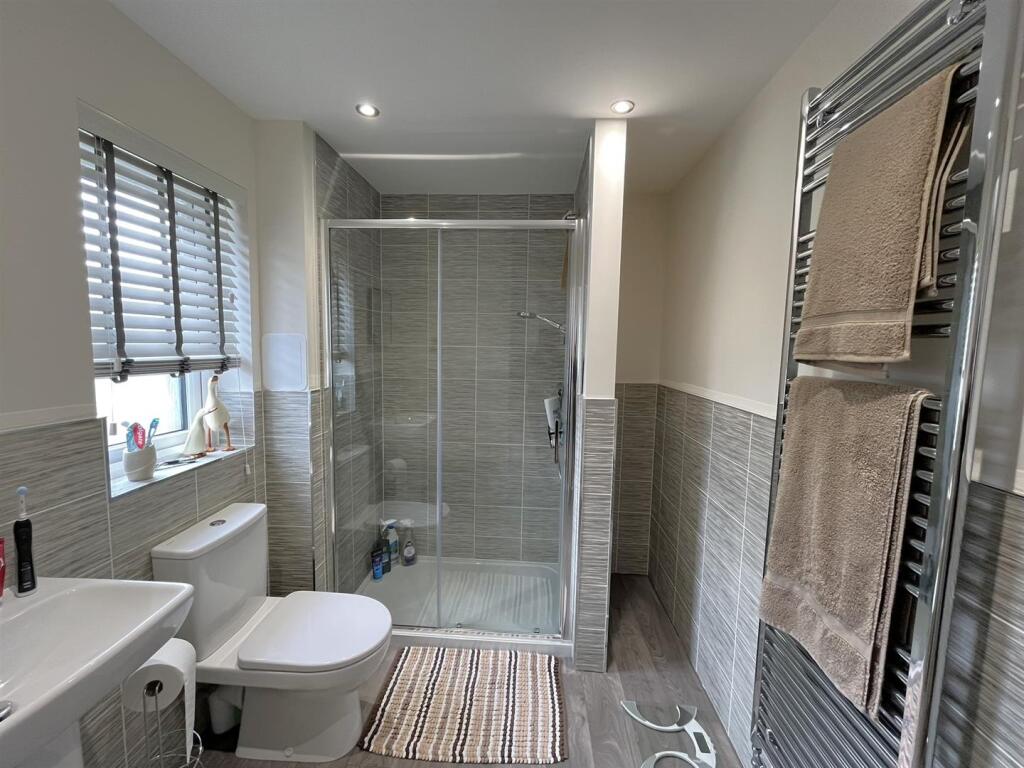 EN-SUITE/ SHOWER ROOM