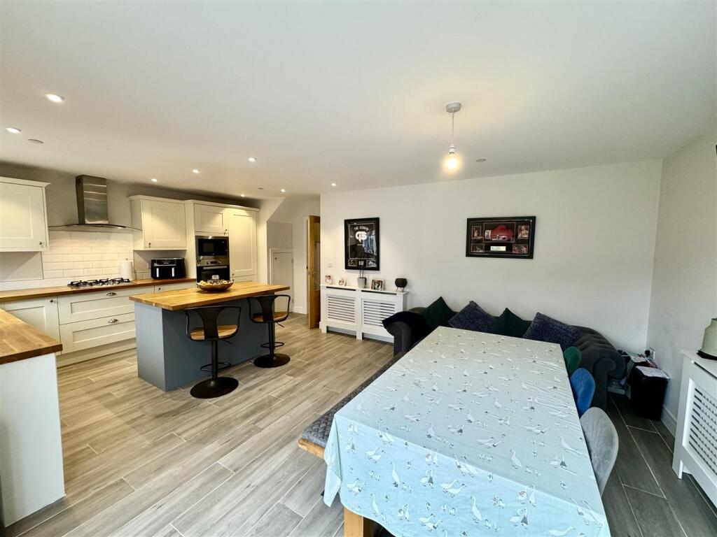 KITCHEN/DINER/FAMILY ROOM
