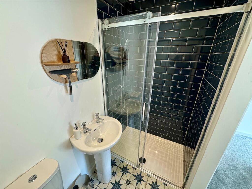 4 Higher Fraddon En Suite Shower Room