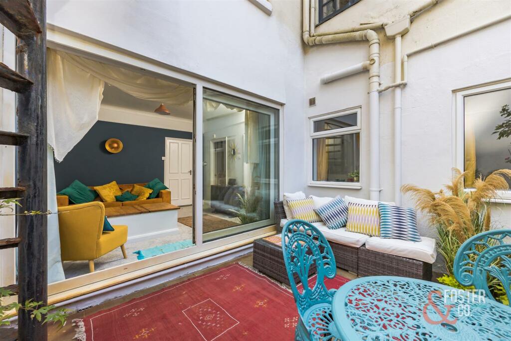 St Aubyns 22, Flat 2-13.JPG