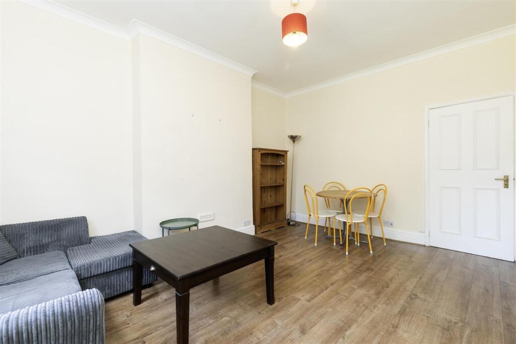 Flat B, 481 Caledonian Road -3.jpg