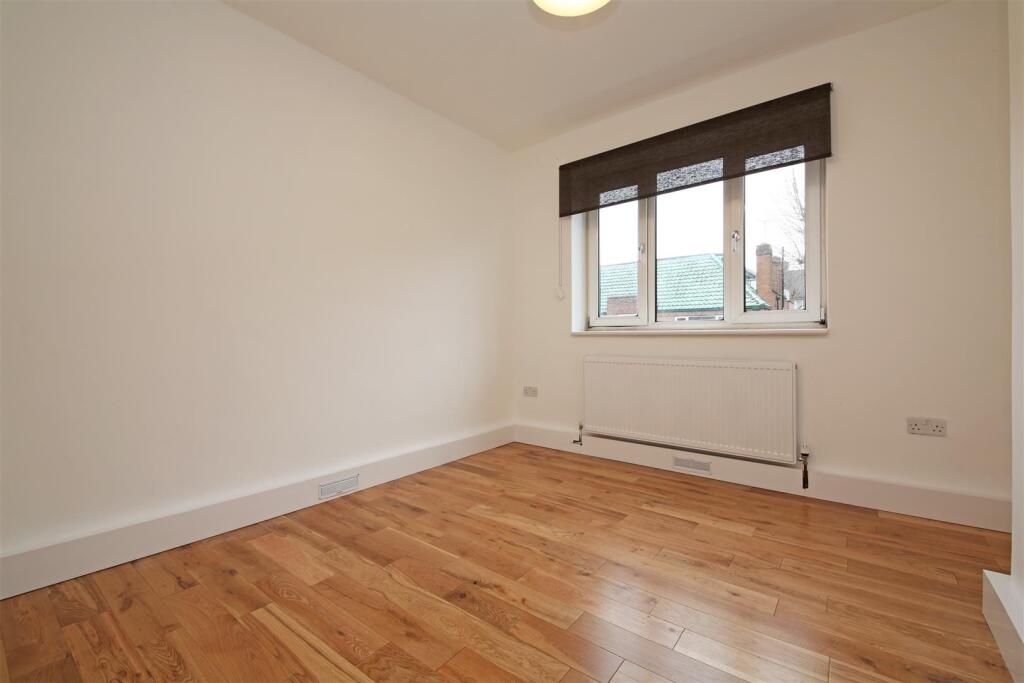 22 Robertson House bedroom 2.jpg