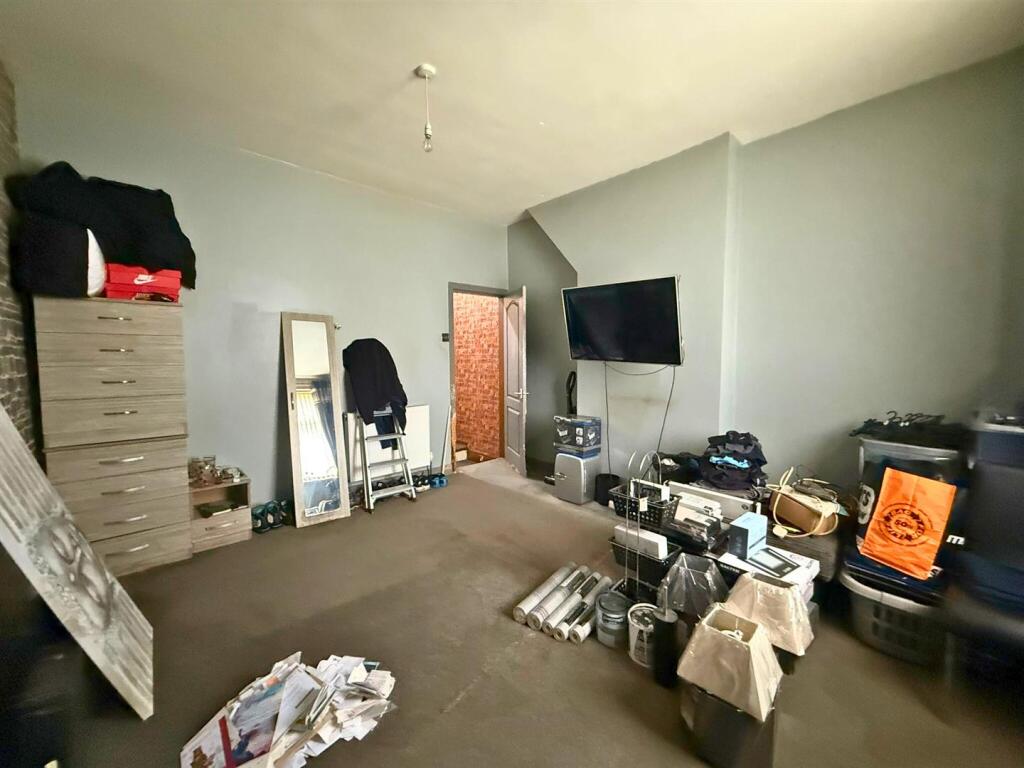 Bedroom 1.jpg