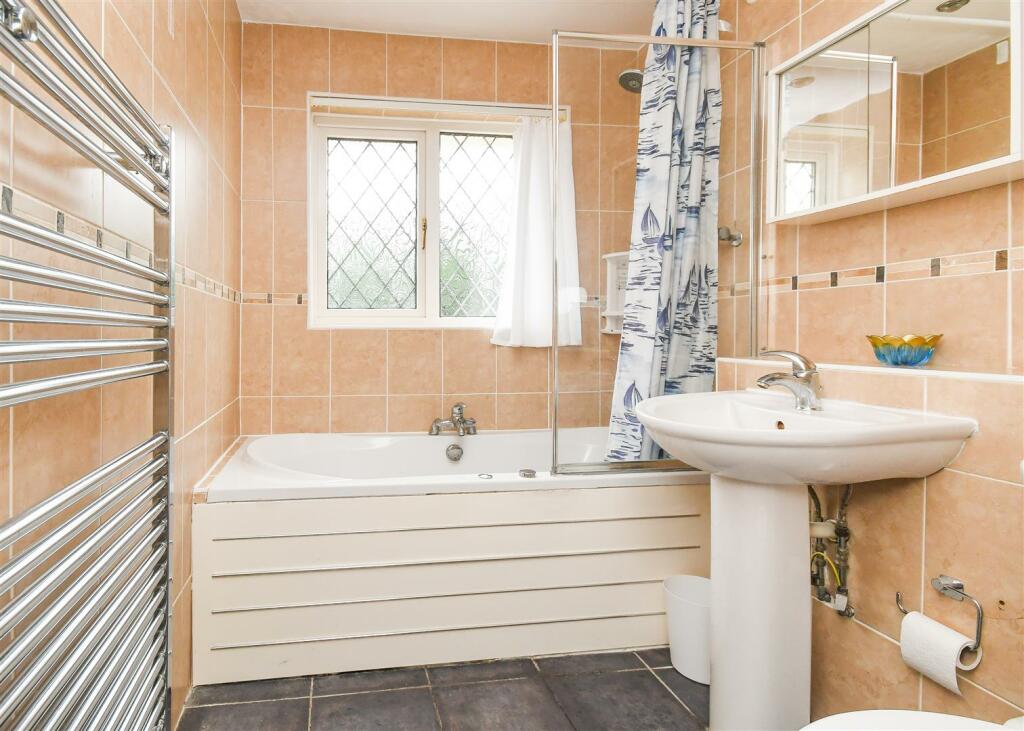 Lockside - Bathroom.jpg