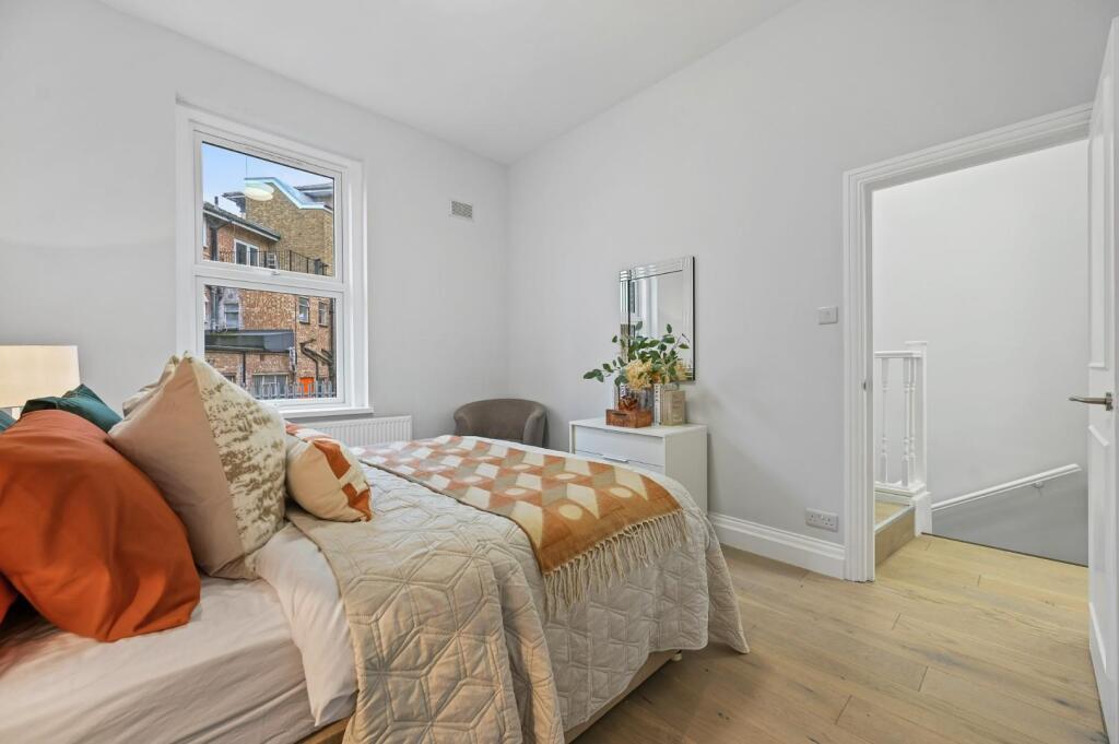 REE - Flat A, 7 Castle Hill Parade - BedroomA3 (1)