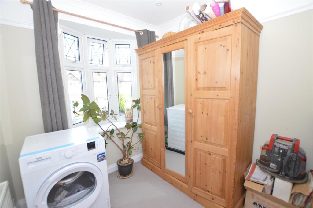 62 Ryecroft Avenue bed 4.JPG