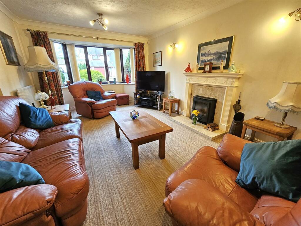 Living room 2.1.jpg