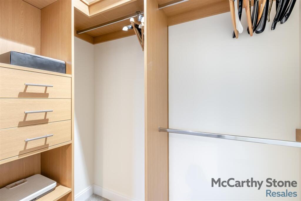 8672597-interior10.jpg