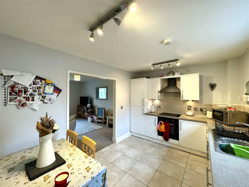 KITCHEN/DINING ROOM