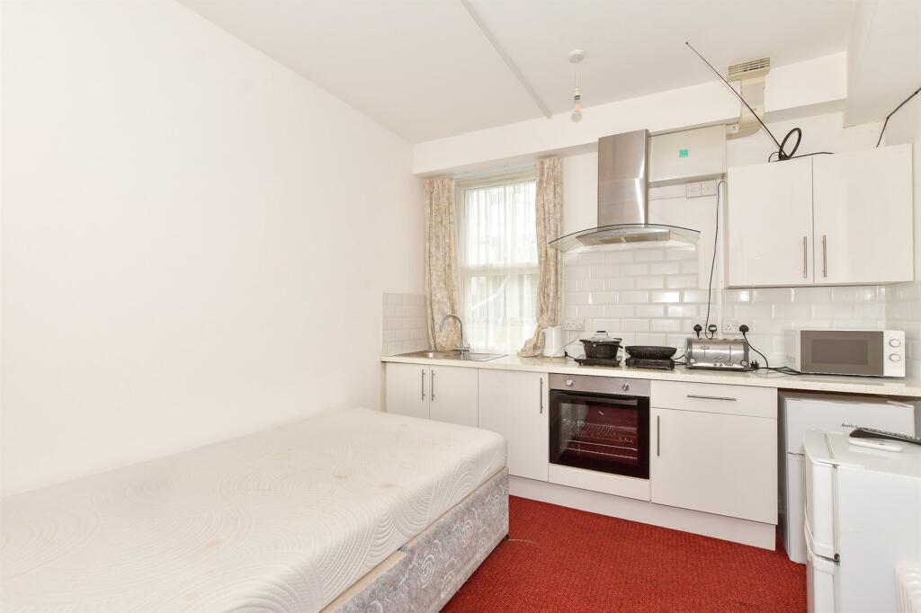 Lounge/ Bedroom/ Kitchen