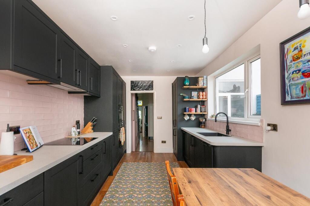 2W4RBN - Kitchen D.jpg