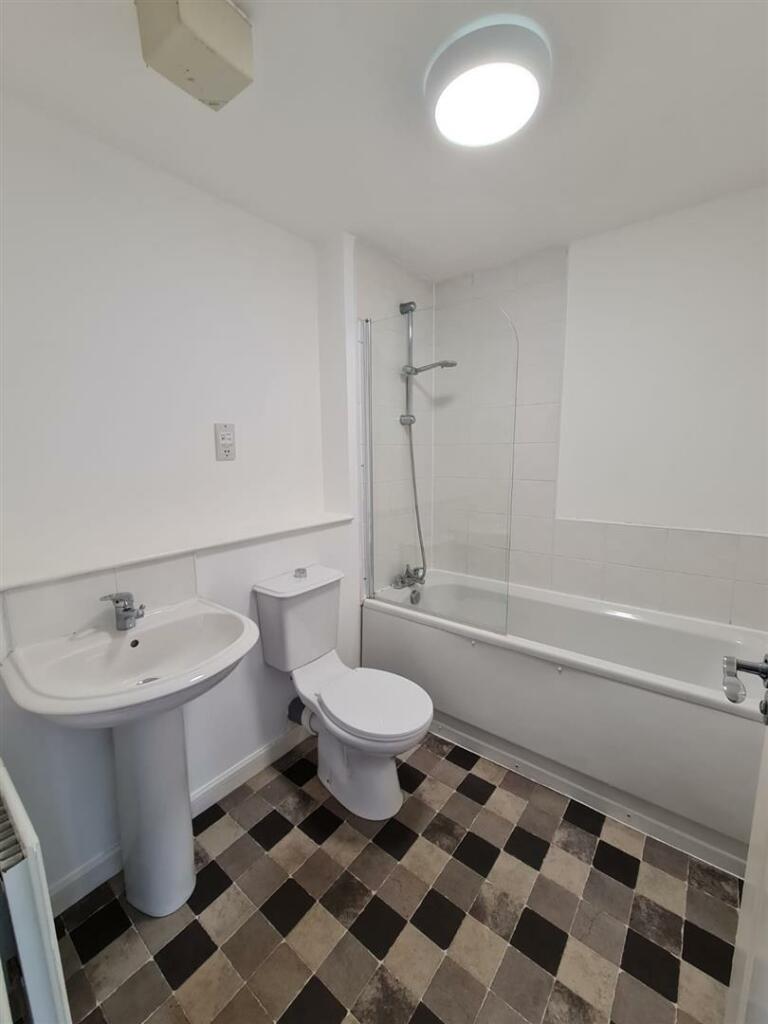 24 Harbour Point Bathroom.jpg