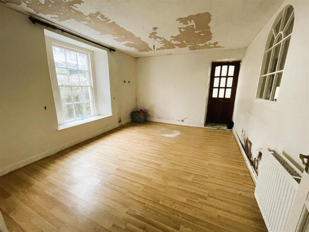 Lounge 1.JPG