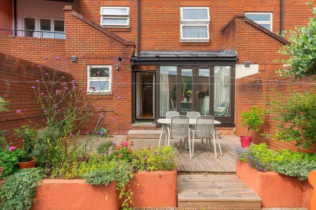 0W6RWW - External E.jpg