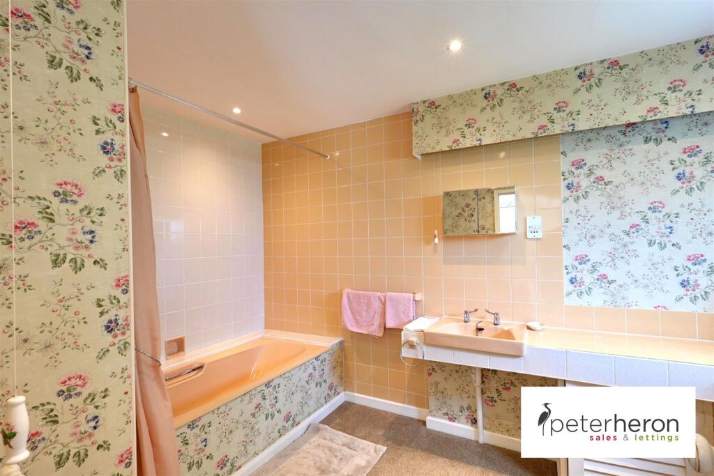 En-Suite Bathroom