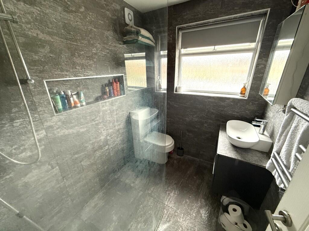 UPSTAIRS SHOWER ROOM