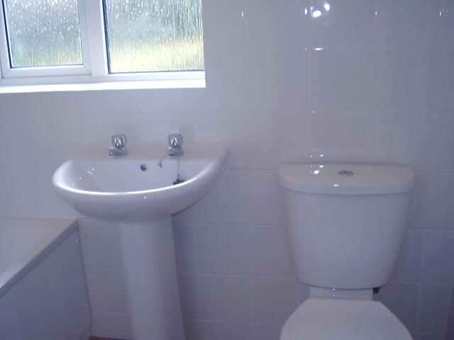 15 Berry Way bathroo