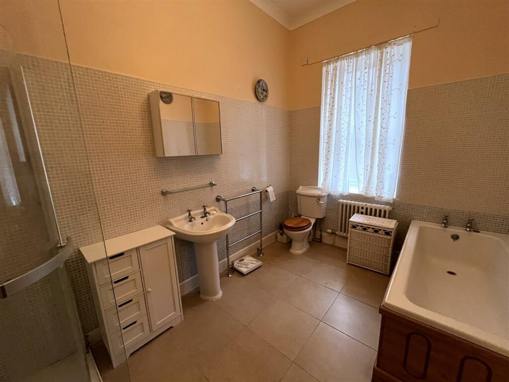 EN-SUITE BATHROOM