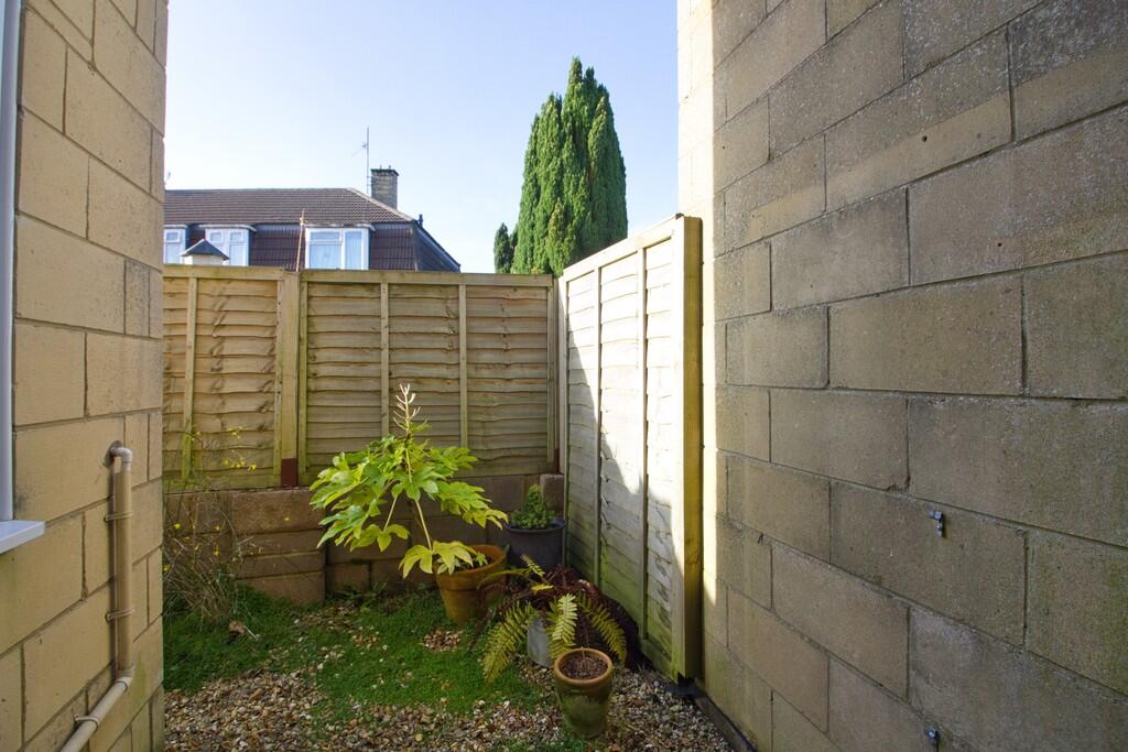 86 corsham rd17