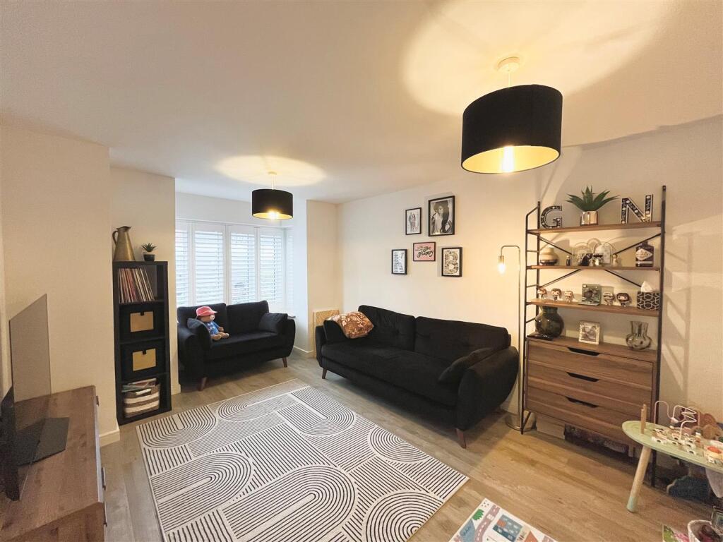 100 LIVING ROOM PHOTO.jpg