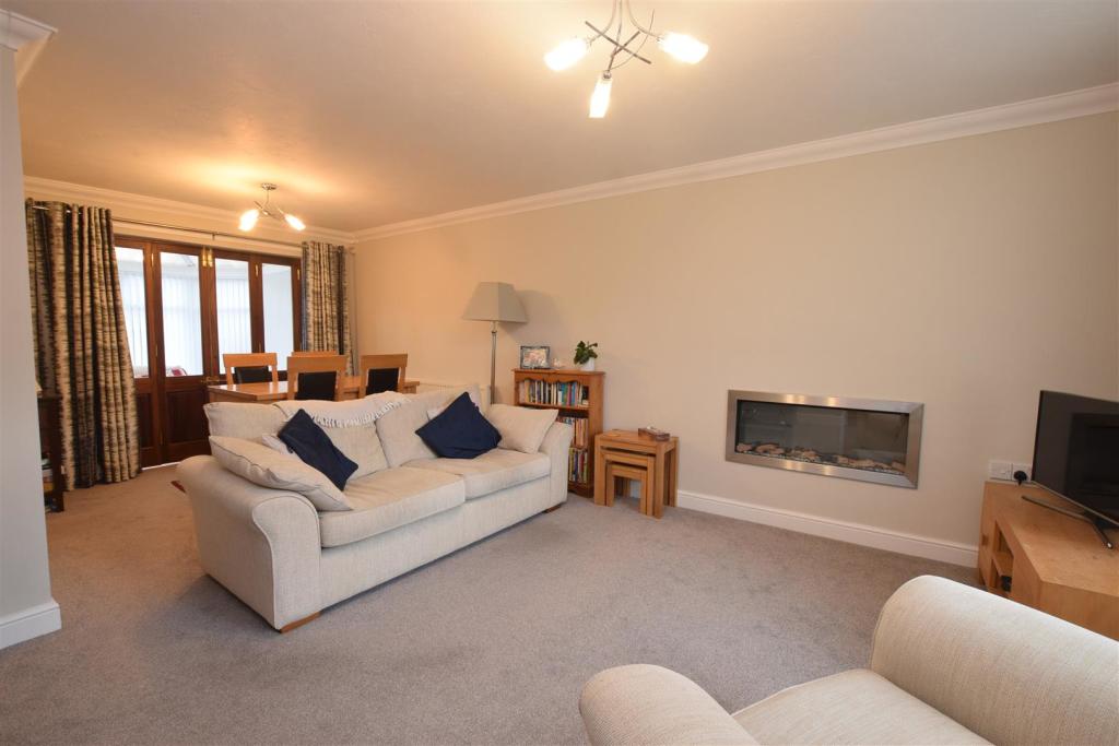 LIVING/DINING ROOM