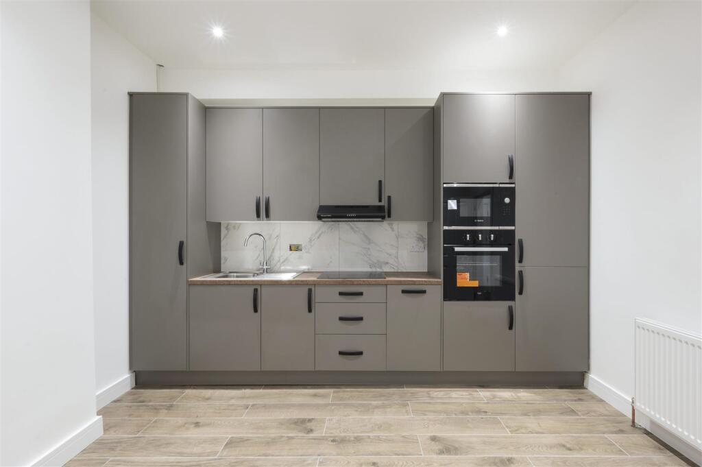 Flat 2, 80 Durham Road,3.jpg