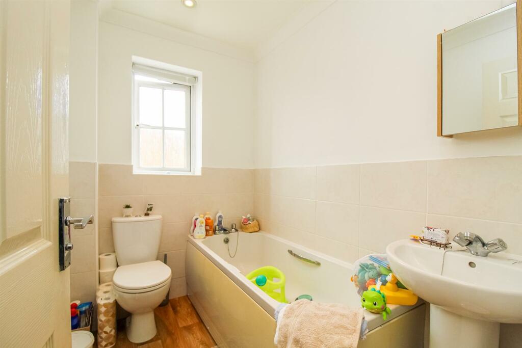 FAMILY BATHROOM/W.C.