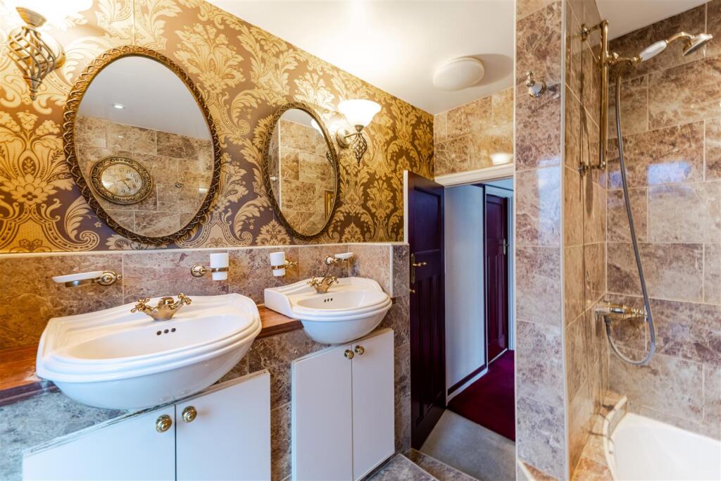41 Oaklands Avenue, Isleworth TW7-43.jpg
