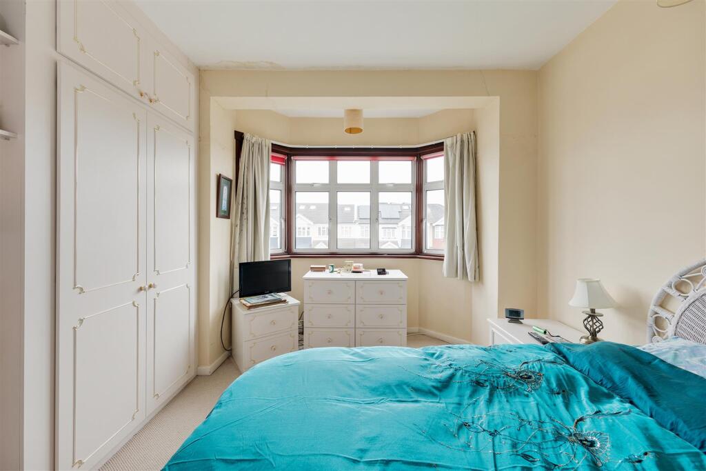 South View Drive, E18