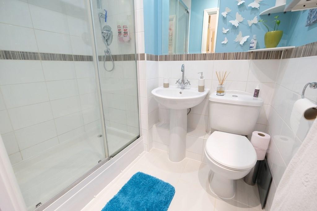 EN SUITE SHOWER ROOM