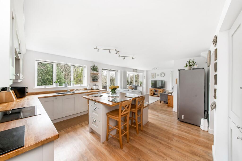 OPEN-PLAN DINING KITCHEN - KITCHEN AREA