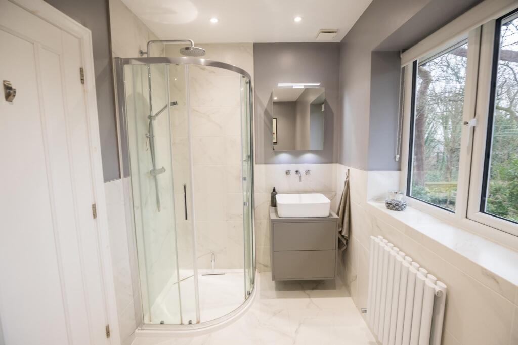Master ensuite 2