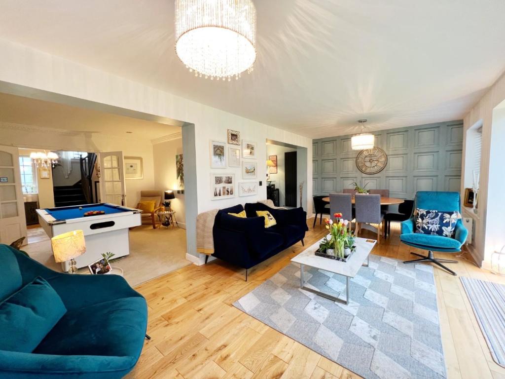 Family room pic 2.jpg
