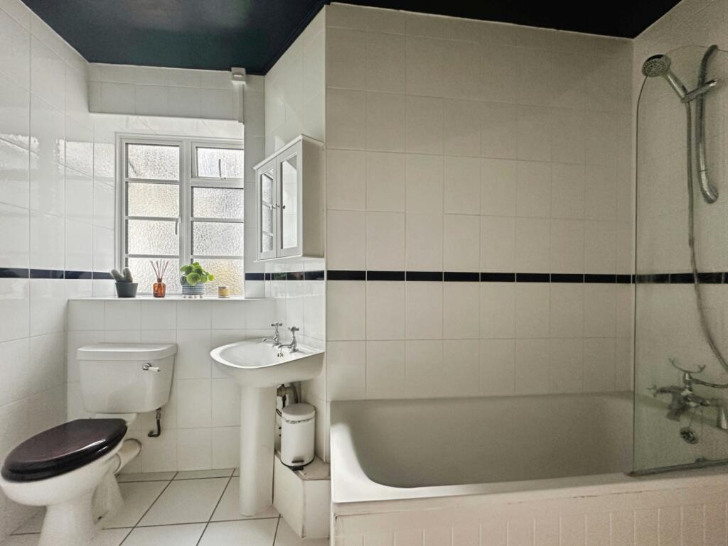 pbox-bathroom-330283.jpg