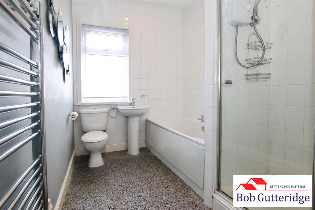 FIRST FLOOR FAMILY BATHROOM