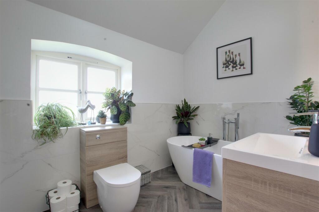 BATHROOM / W.C.