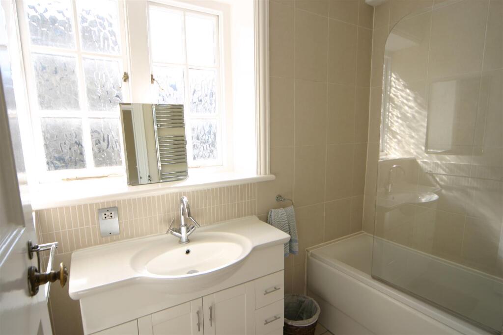 Melcombe Court 15 bath 2.JPG