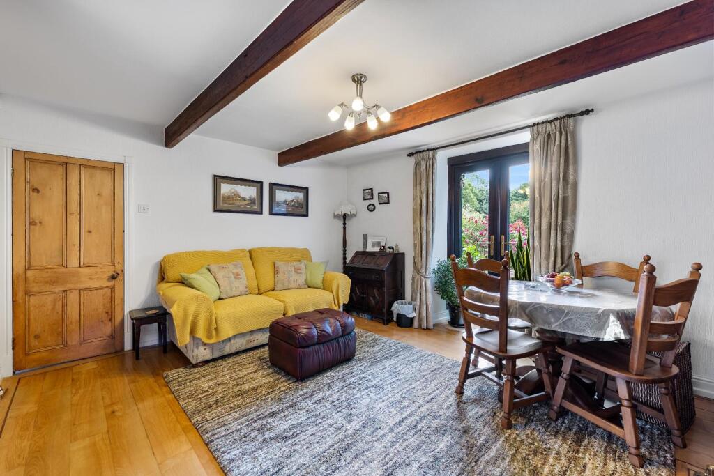 SITTING ROOM BED 3 04.jpg