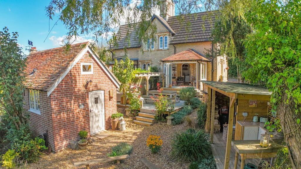 Summer Pic provided by owner.jpg