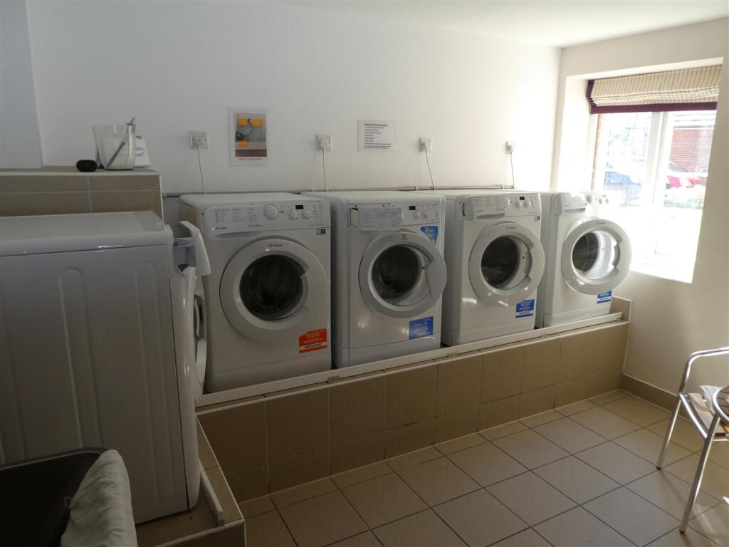 laundry room.JPG