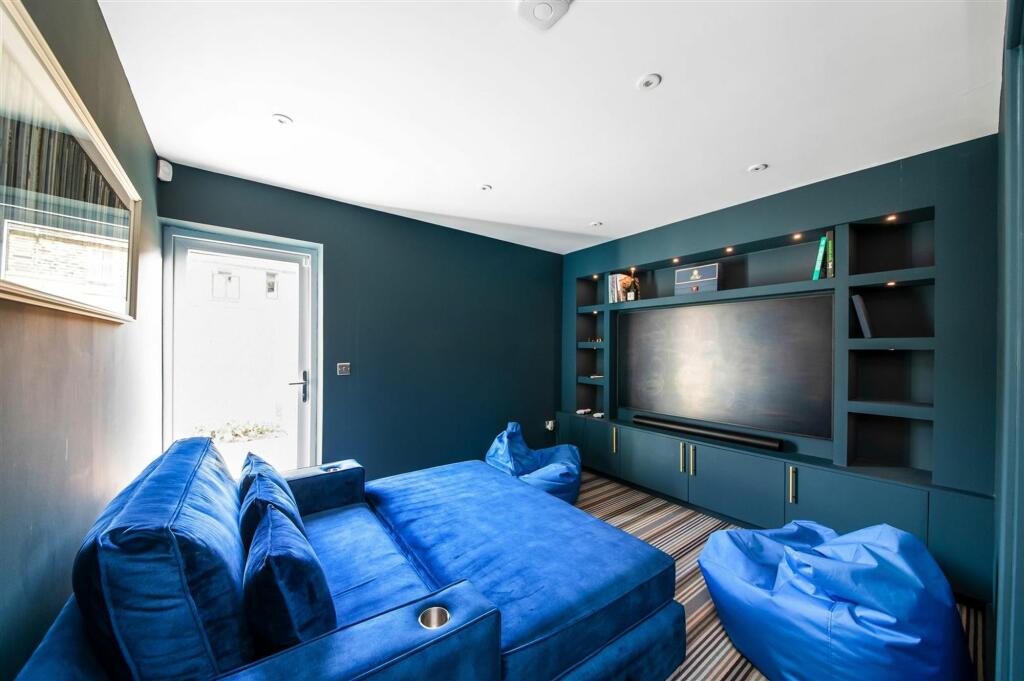 FAMILY ROOM/TV ROOM