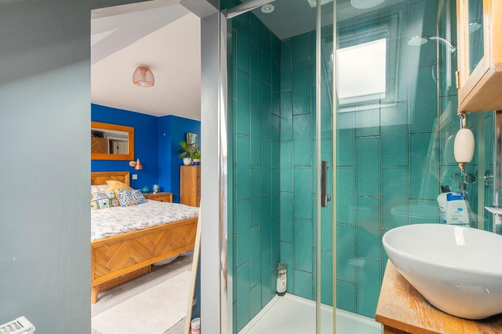 8D6RWH - Ensuite A.jpg