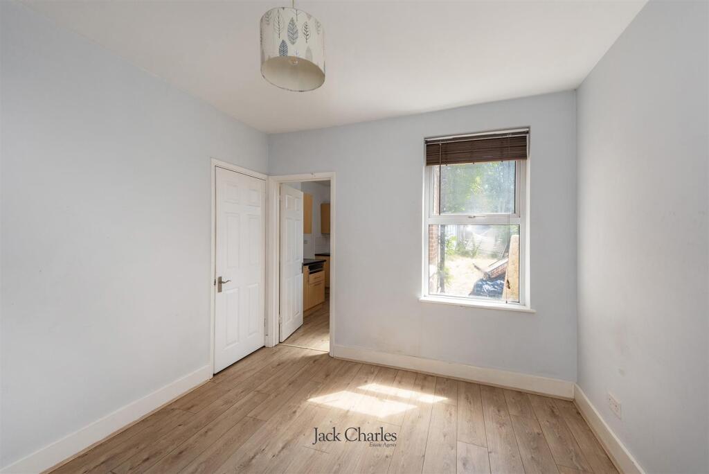 30 Woodlands, TN4 9HW 004.jpg