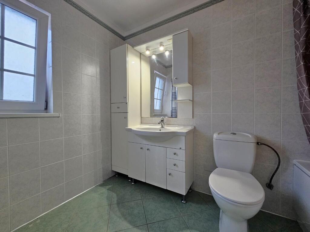 Bathroom (2).jpg