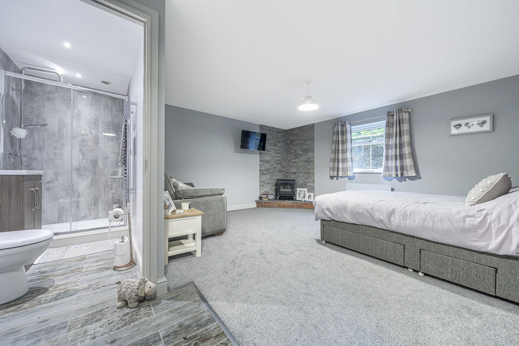 Living Room / Bed...