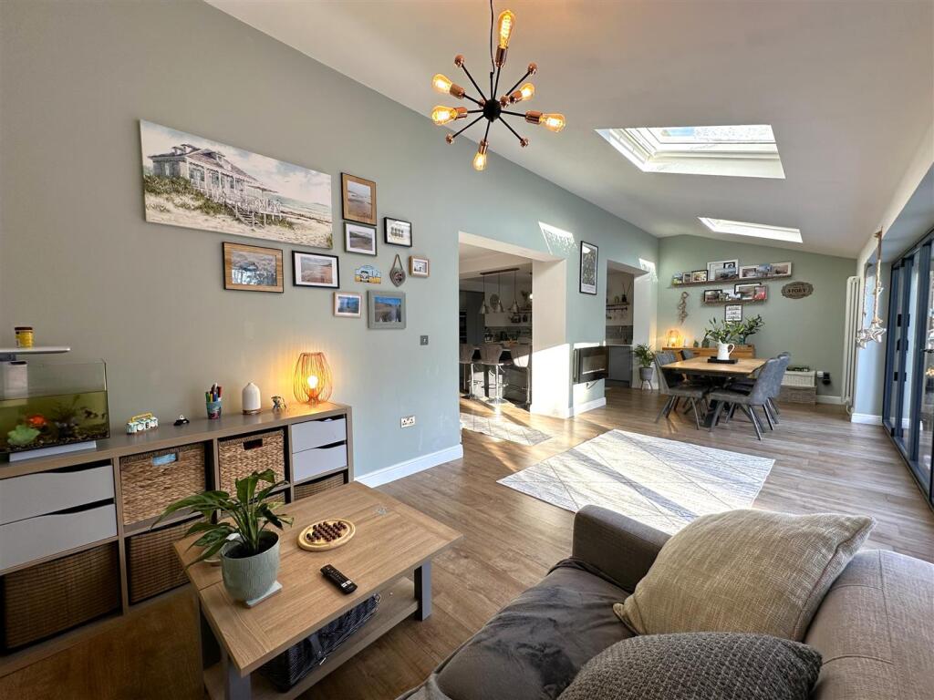 OPEN-PLAN Living/Dining Space 667