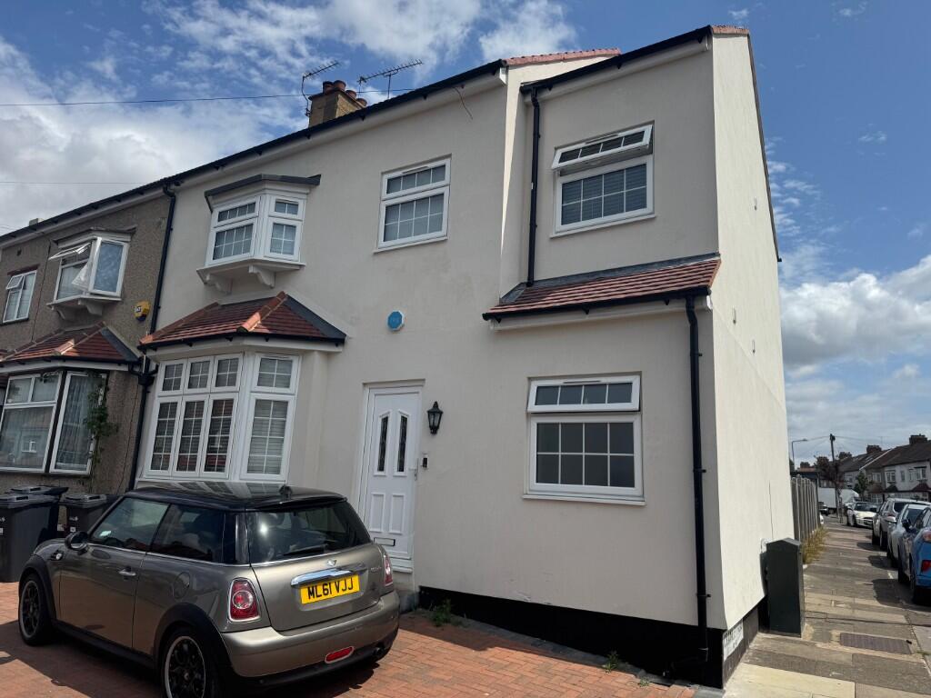 Corner plot driveway