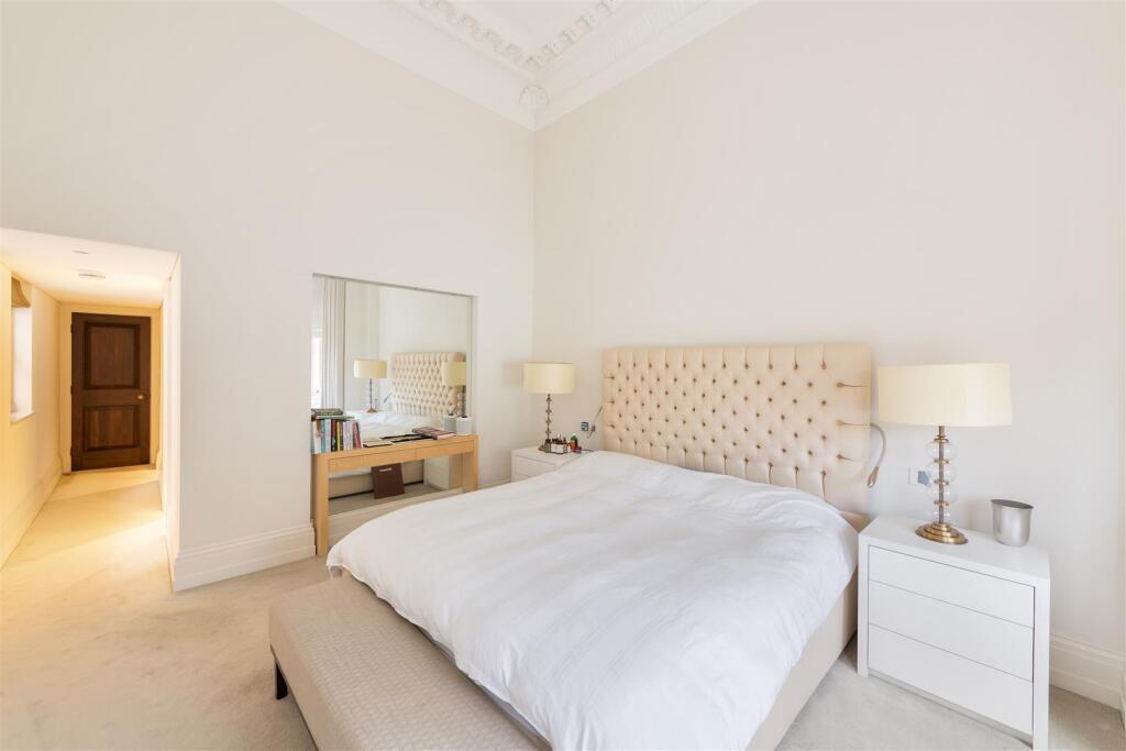 Flat 2, 11 Cadogan Square Hi-18.jpg