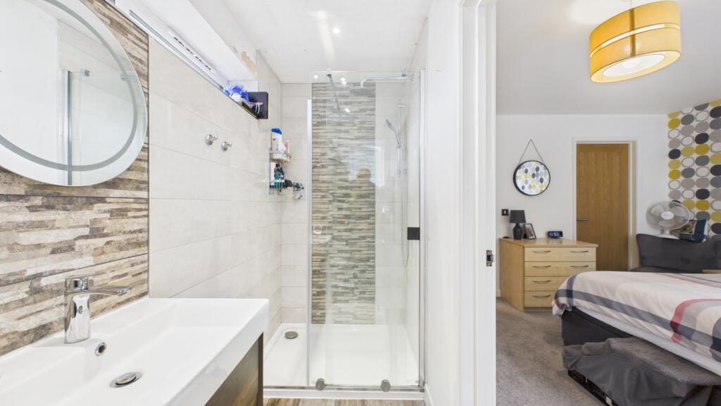 ewemove-goodwoodclose-masterbathroom1